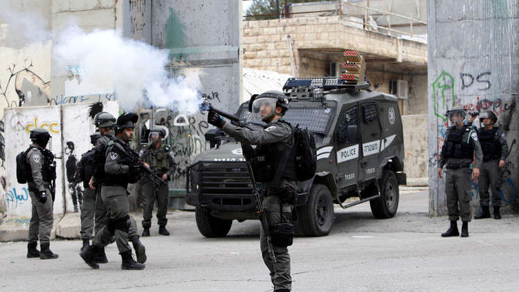جنود إسرائيليون يسرقون فاكهة بائع فلسطيني!