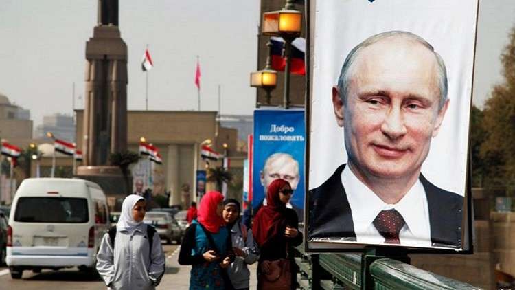 عبر لافتات.. مصريون يبعثون برسالة إلى بوتين