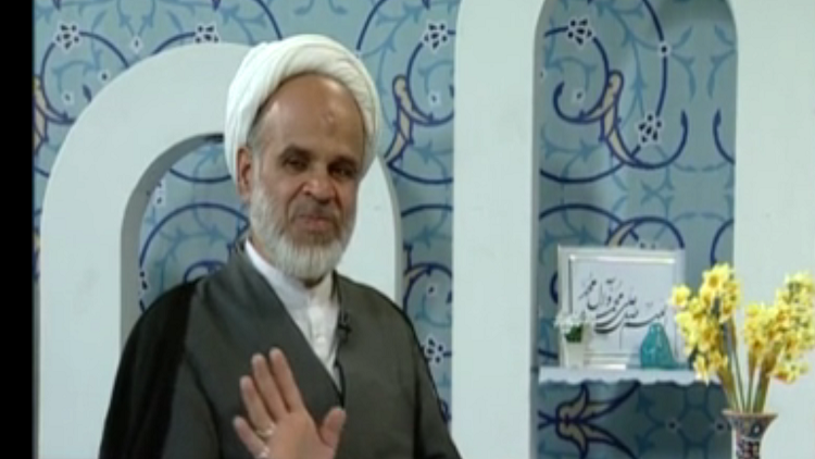 الزلزال يداهم رجل دين إيراني داخل استوديو 