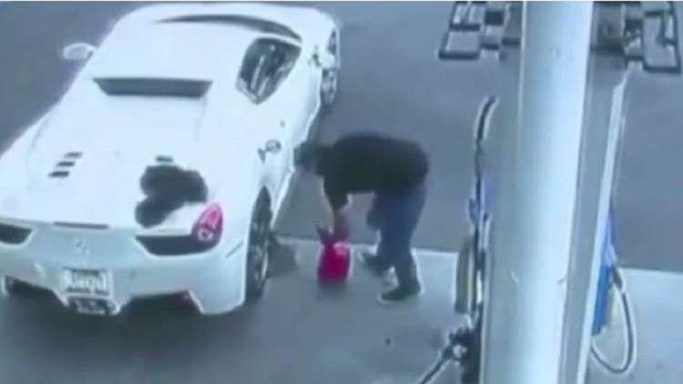 لص يفشل في تزويد "فيراري" بالوقود ما تسبب باعتقاله