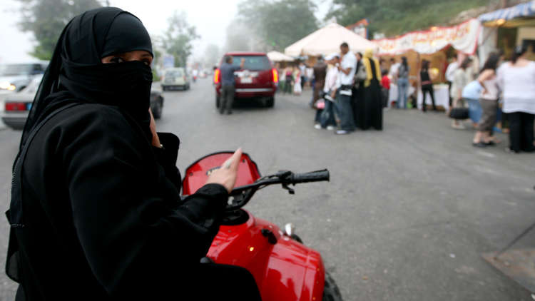 السعودية تسمح للنساء بقيادة الشاحنات والدراجات النارية