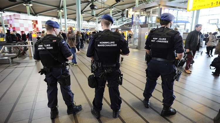 الشرطة تطلق النار على رجل مسلح بسكين في مطار أمستردام (فيديو)