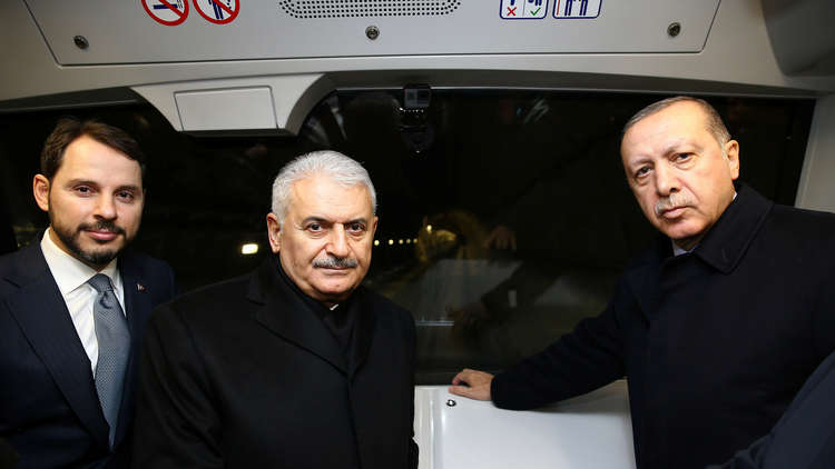 فيديو.. أردوغان يستقل أول مترو ذاتي القيادة في تركيا