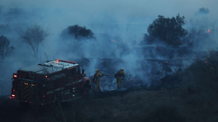 كاليفورنيا تحترق.. الرياح العاتية تؤجج ثالث أكبر حريق في تاريخ الولاية الأمريكية