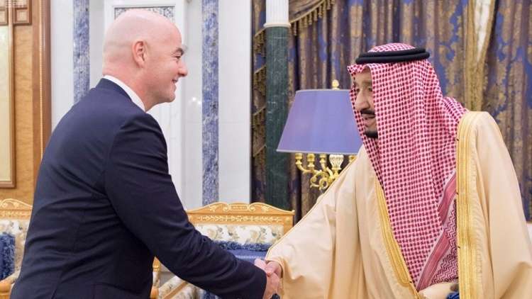 الملك سلمان يستقبل رئيس الاتحاد الدولي لكرة القدم