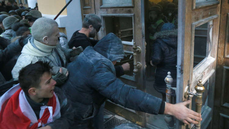 أوكرانيا.. إصابة 30 شرطيا في اشتباكات مع أنصار سياسي معارض في كييف