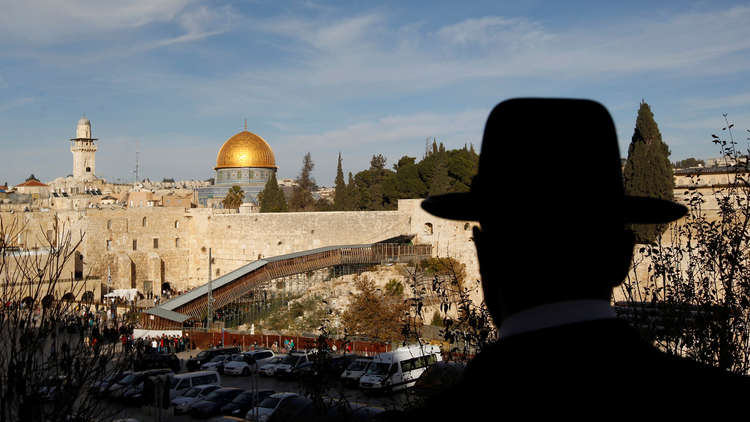 أكاديمي سعودي يدافع عن قرار ترامب حول القدس