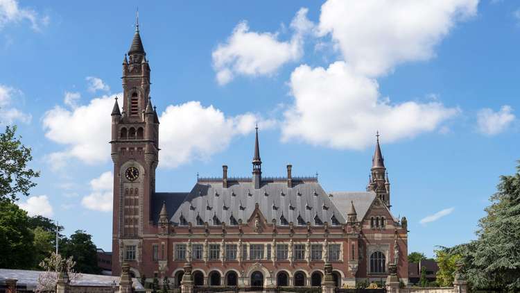 قضاة محكمة لاهاي لا يريدون التخلي عن مكاسبهم