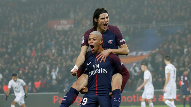 بالفيديو.. كافاني يسحر العالم بهدف مذهل