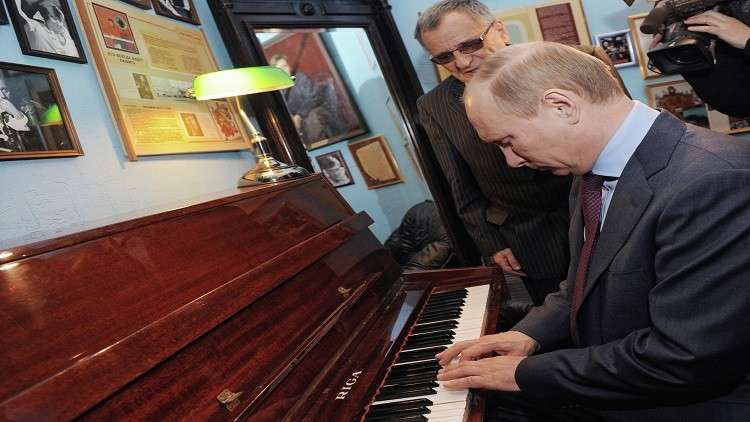 بوتين متهكما: أنا عازف بيانو متميز!
