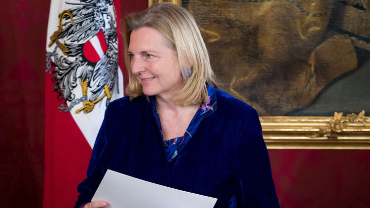 عادت إلى الأردن وزيرة ومدت يد العون للاجئين السوريين هناك!