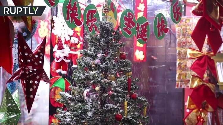 القرية التي لا يتوقف فيها عيد الميلاد بتاتا