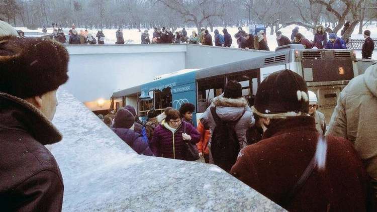 لحظة سقوط حافلة في ممر يؤدي إلى مترو موسكو