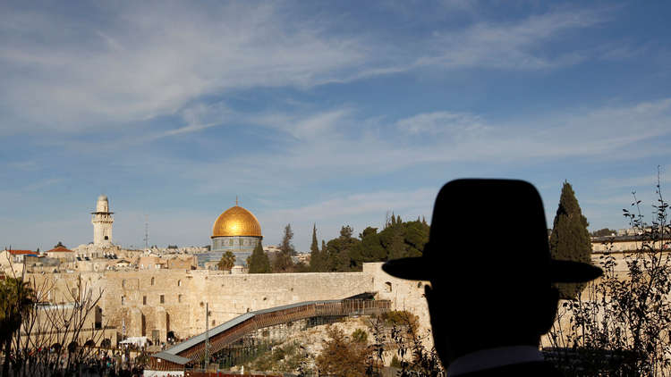 إسرائيل تعتزم بناء محطة باسم ترامب قرب الأقصى!