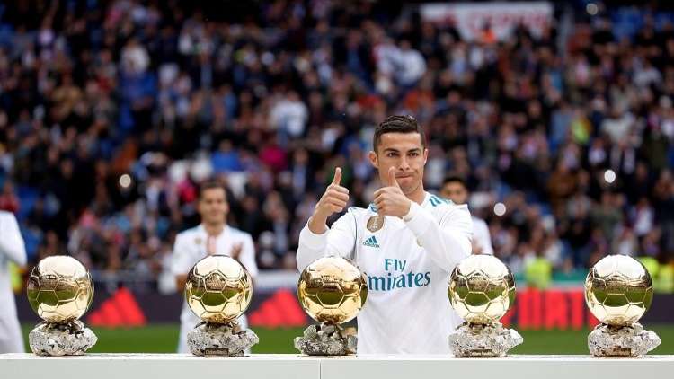 الجوائز تنهال على رونالدو 
