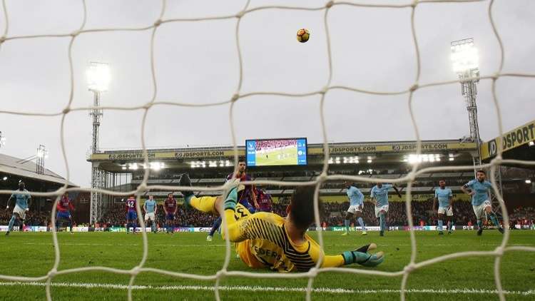 شاهد.. هدية الحارس البرازيلي إديرسون لبيب غواريولا في نهاية العام 2017