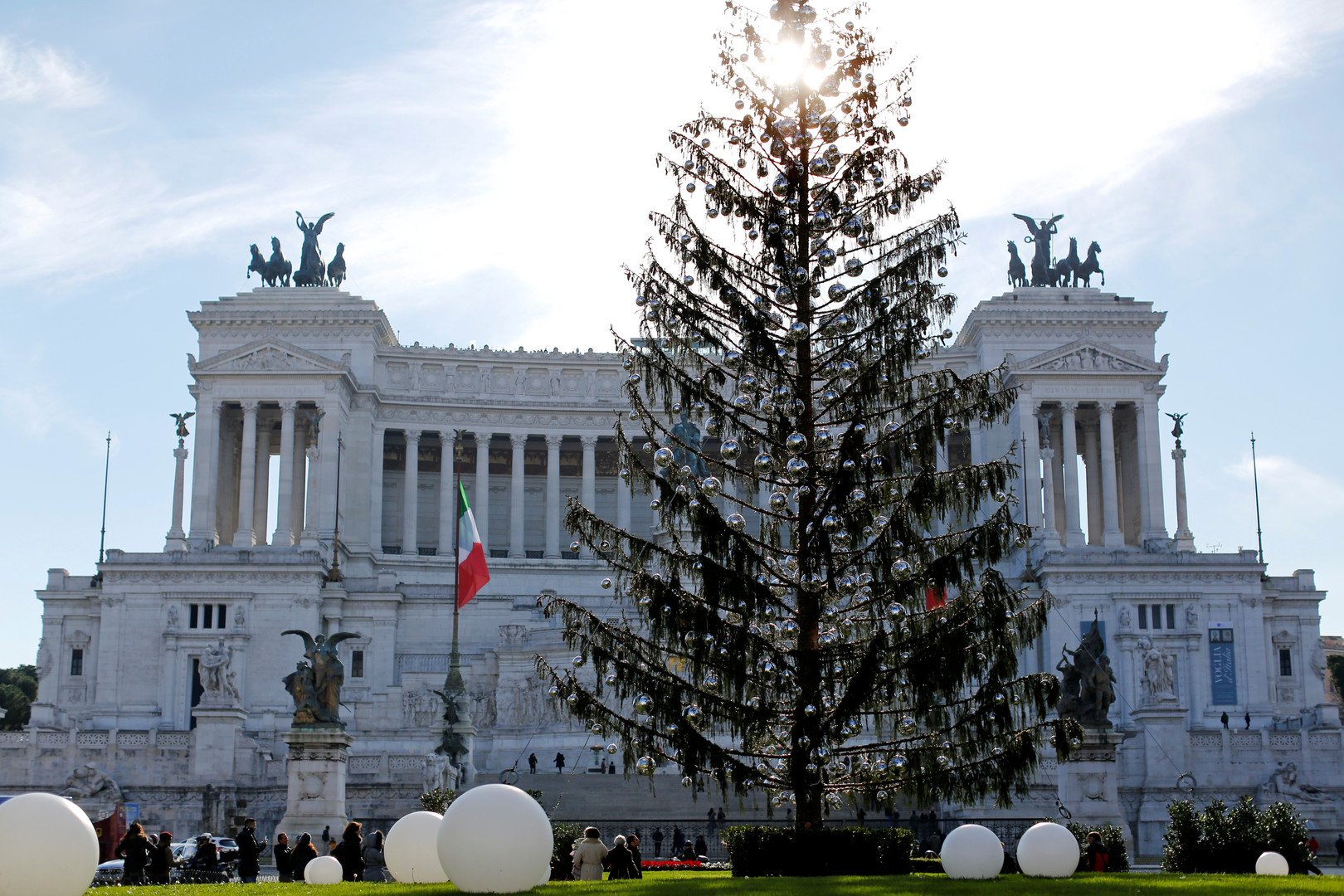 شجرة ميلاد تحتج غضبا وسط روما