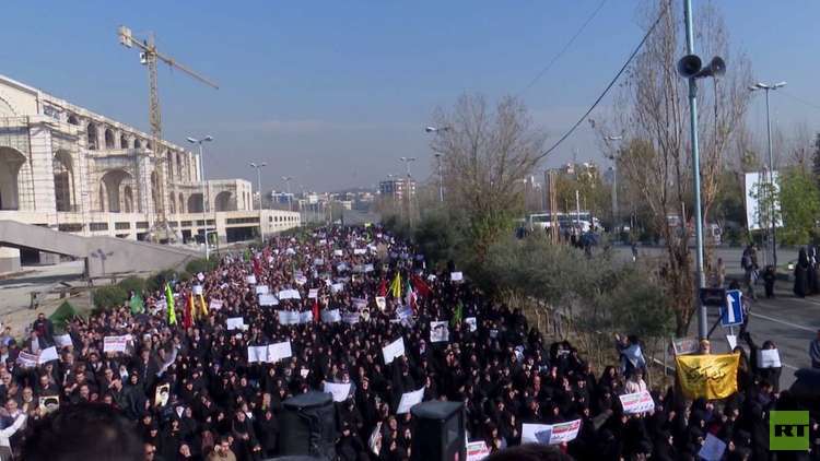 الحرس الثوري يحذر من مساع لإسقاط النظام وسط تواصل الاحتجاجات ضد الحكومة