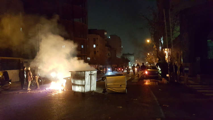 تجدد المواجهات الليلية.. اشتباكات عنيفة بين متظاهرين والأمن الإيراني في أصفهان