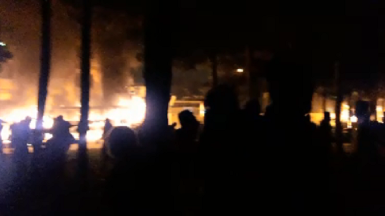 محتجون إيرانيون يضرمون النار في مقر للباسيج في أصفهان