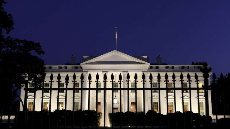 البيت الأبيض يحظر على موظفيه استخدام هواتفهم المحمولة