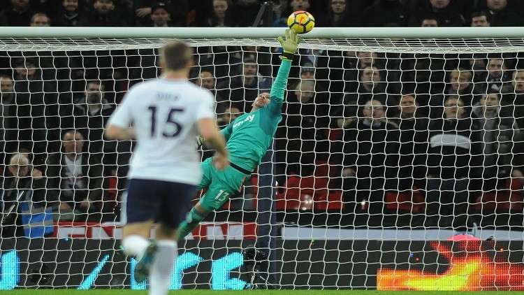 شاهد.. حارس مرمى يلتقط رأس زميله بدلا من الكرة