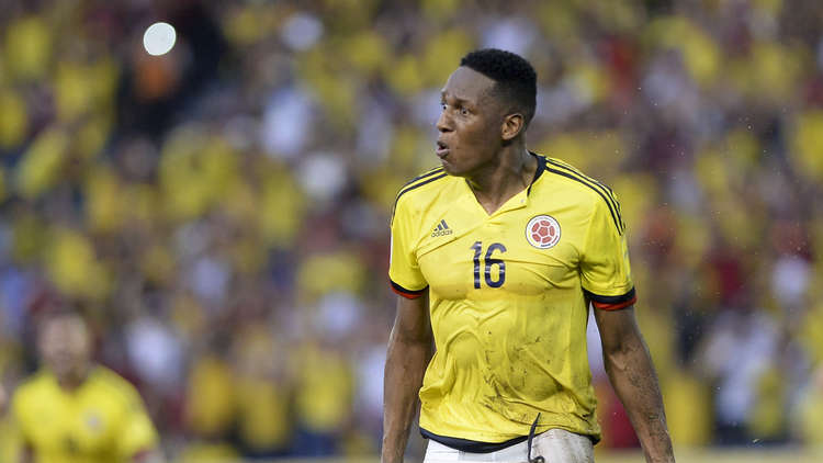 المدافع الكولومبي مينا يقترب من برشلونة