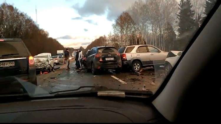 حادث ضخم بمشاركة أكثر من 12 سيارة بسبب الجليد غربي روسيا