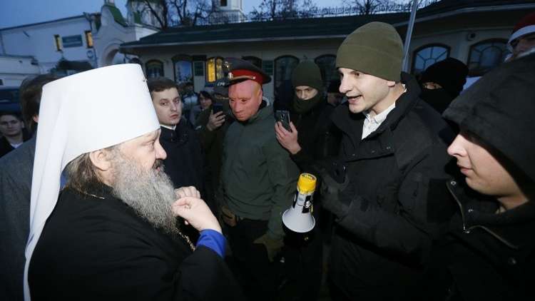 متطرفون أوكرانيون يغلقون مدخل دير أرثوذوكسي تاريخي