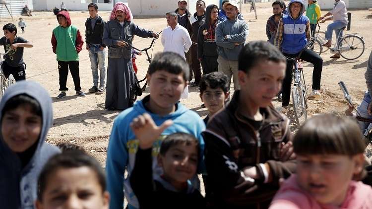 الأردن ينقل مساعدات لآلاف السوريين على الحدود