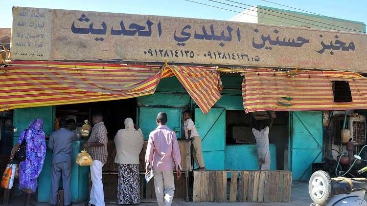 طلاب سودانيون يرشقون الشرطة بالحجارة في احتجاجات الخبز