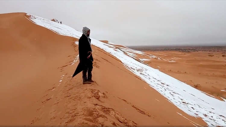 بالصور والفيديو.. الثلج يغطي الصحراء الجزائرية