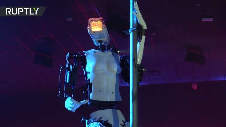 روبوت يرقص الستربتيز في ناد ليلي فرنسي