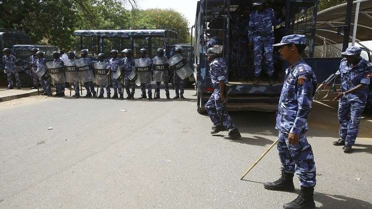 الشرطة السودانية تفرق محتجين بالغاز المسيل للدموع 