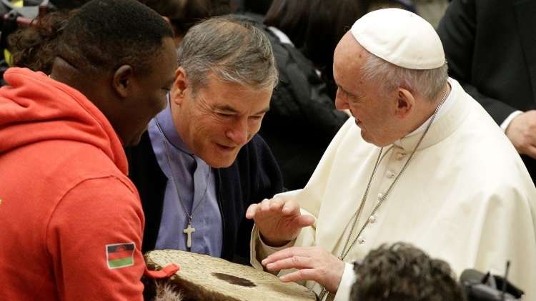 البابا يدعو المشردين والمهاجرين للسيرك!