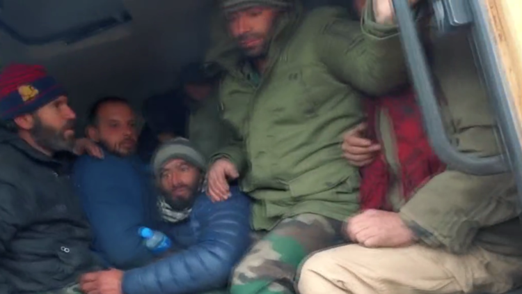 مجموعة إرهابية مسلحة تنشر فيديو لأسر جنود سوريين في إدلب