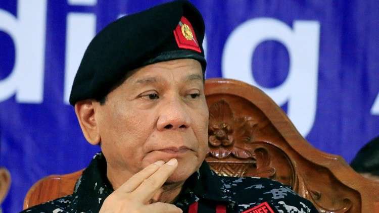 رئيس الفلبين يكشف سبب مضغه للعلكة باستمرار (فيديو)