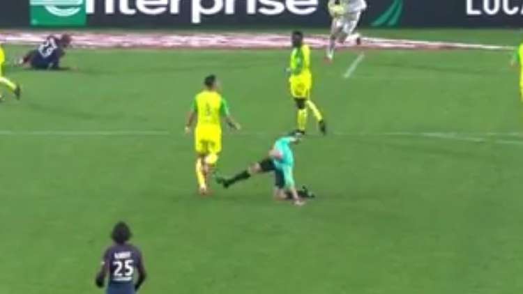 بالفيديو... حكم يركل لاعبا ويطرده بالبطاقة الحمراء!