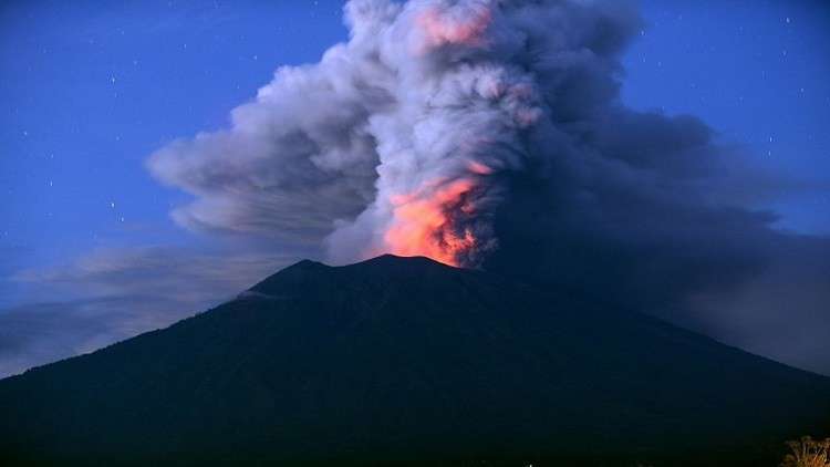 شاهد لحظة ثوران بركان أغونغ الإندونيسي