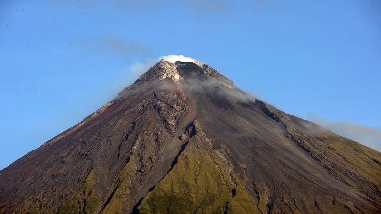 فرار الآلاف قبل ثوران بركان ارتفاعه 2500 متر في الفلبين