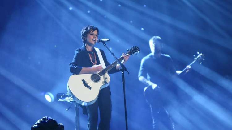 وفاة مغنية فرقة Cranberries الشهيرة في لندن (فيديو) 