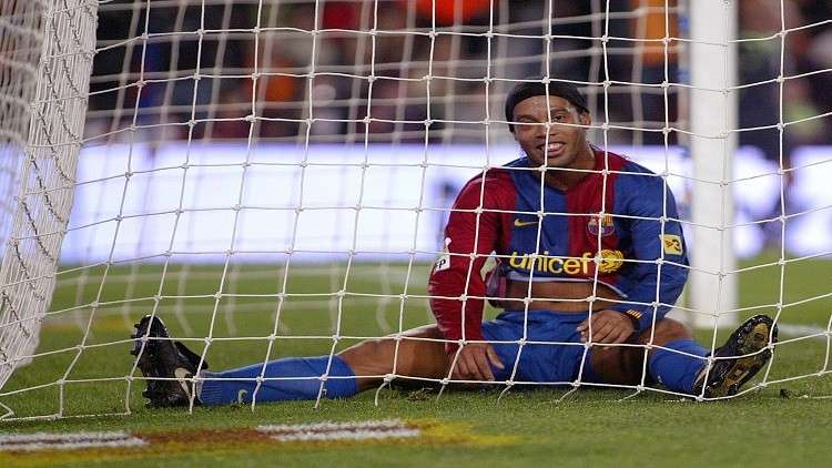 رونالدينيو ينهي مشواره مع كرة القدم