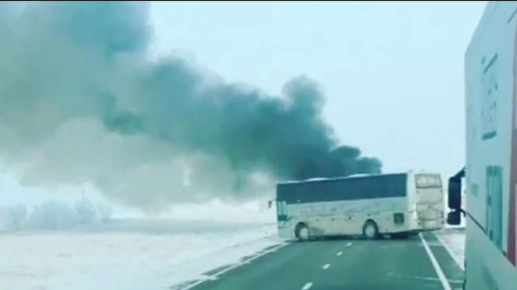 لحظات احتراق حافلة بركابها في كازاخستان