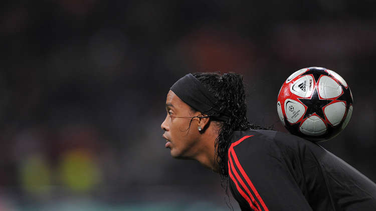 رونالدينيو يشكر الجميع وخاصة معشوقته.. الكرة!