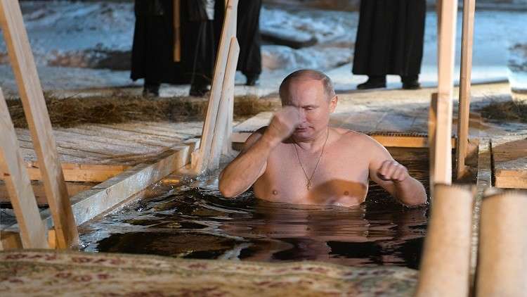 بوتين يشارك في عيد الغطاس ويتعمّد بمياه بحيرة سيليغير المتجمدة 