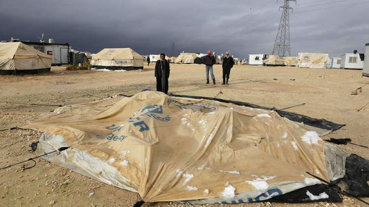 مأساة للاجئين السوريين على الحدود اللبنانية.. أطفال ونساء قضوا تجمدا! (صور)