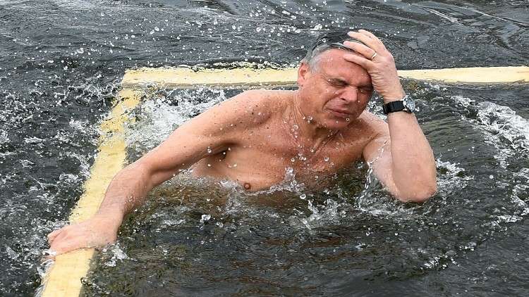 السفير الأمريكي يغطس في مياه موسكو المتجمدة أسوة ببوتين!