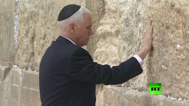 بينس يؤدي صلاة تلمودية عند حائط البراق