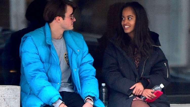 عنصريون يهاجمون ابنة أوباما لمرافقتها شابا أبيض!