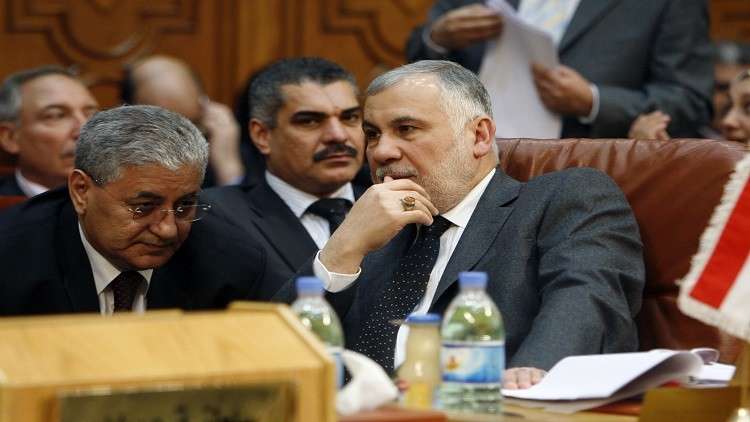 ضباط عراقيون يقتادون السوداني من بيروت إلى بغداد